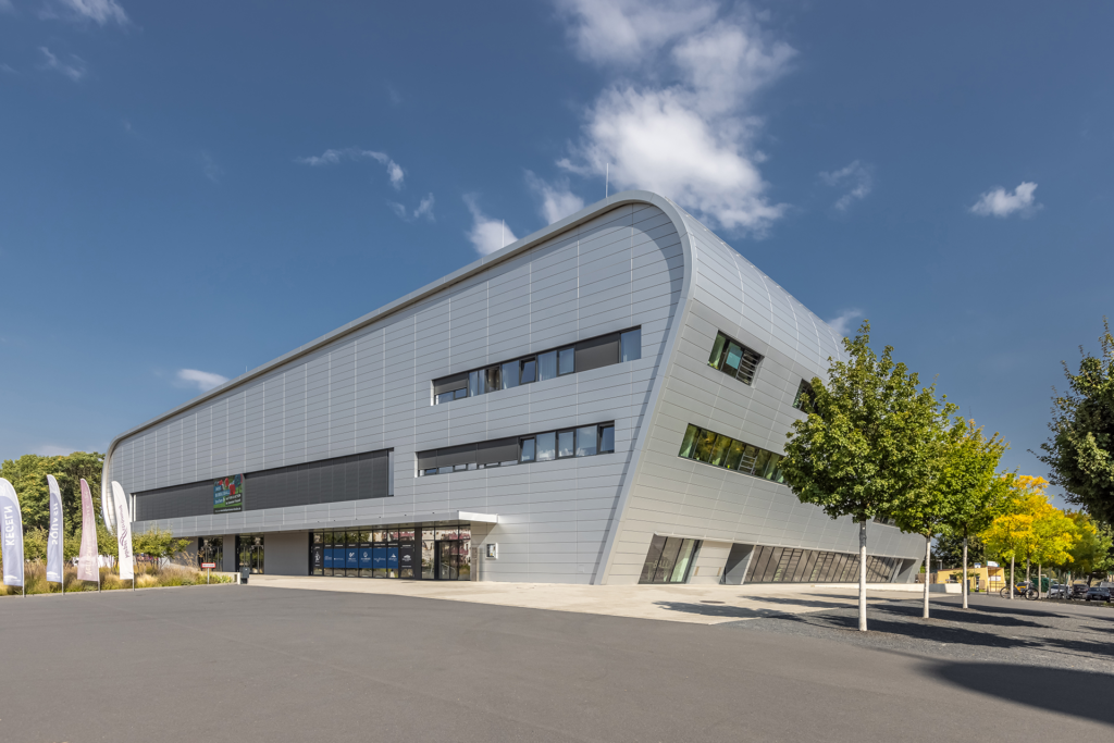 Ballsportarena Dresden bei Tag. Standort aktiv Physio Dresden. Physiotherapie.
