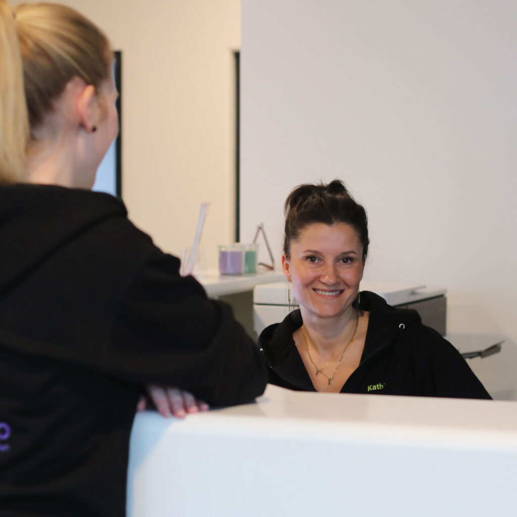 Heilpraktikerin in der Physiotherapie lächelt in die Kamera.