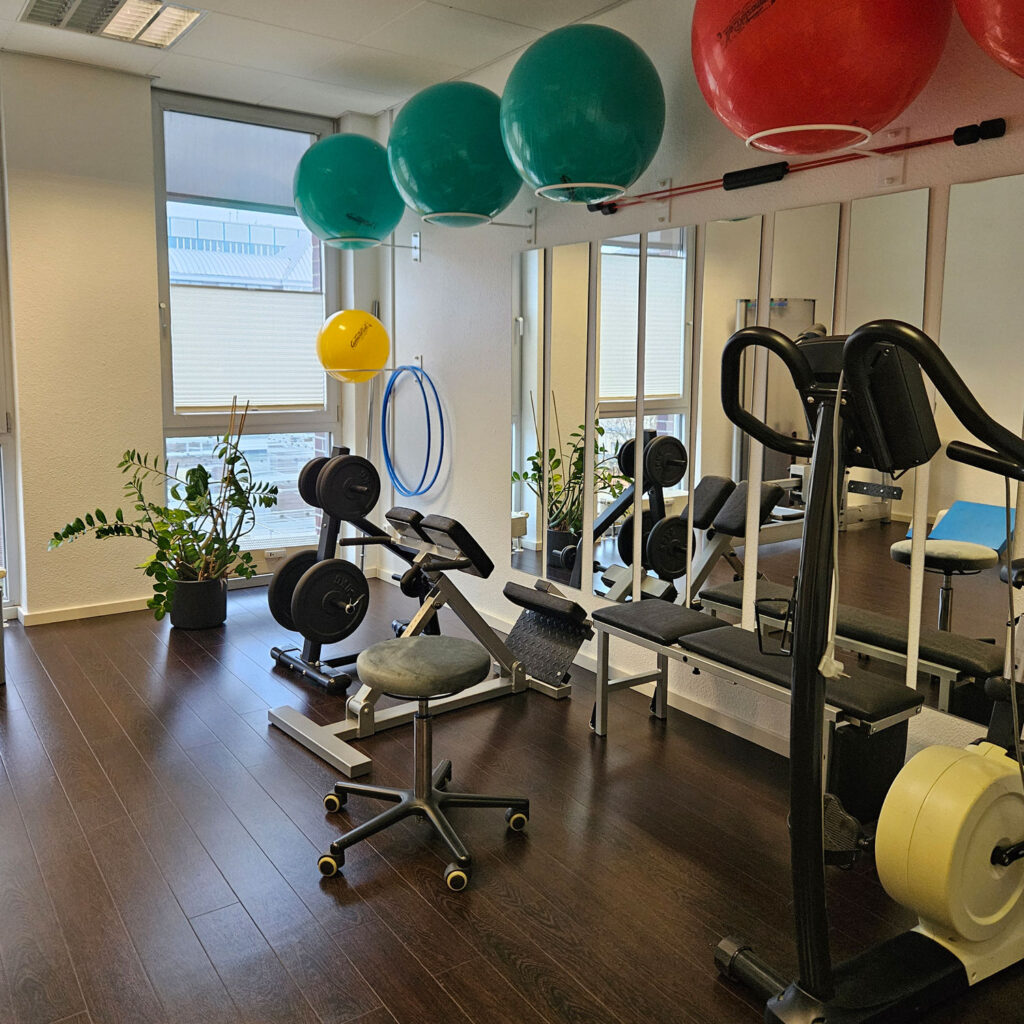 Physio-Raum mit verschiedenen Sportgeräten. Foto aus einer aktiv-physio-Praxis.